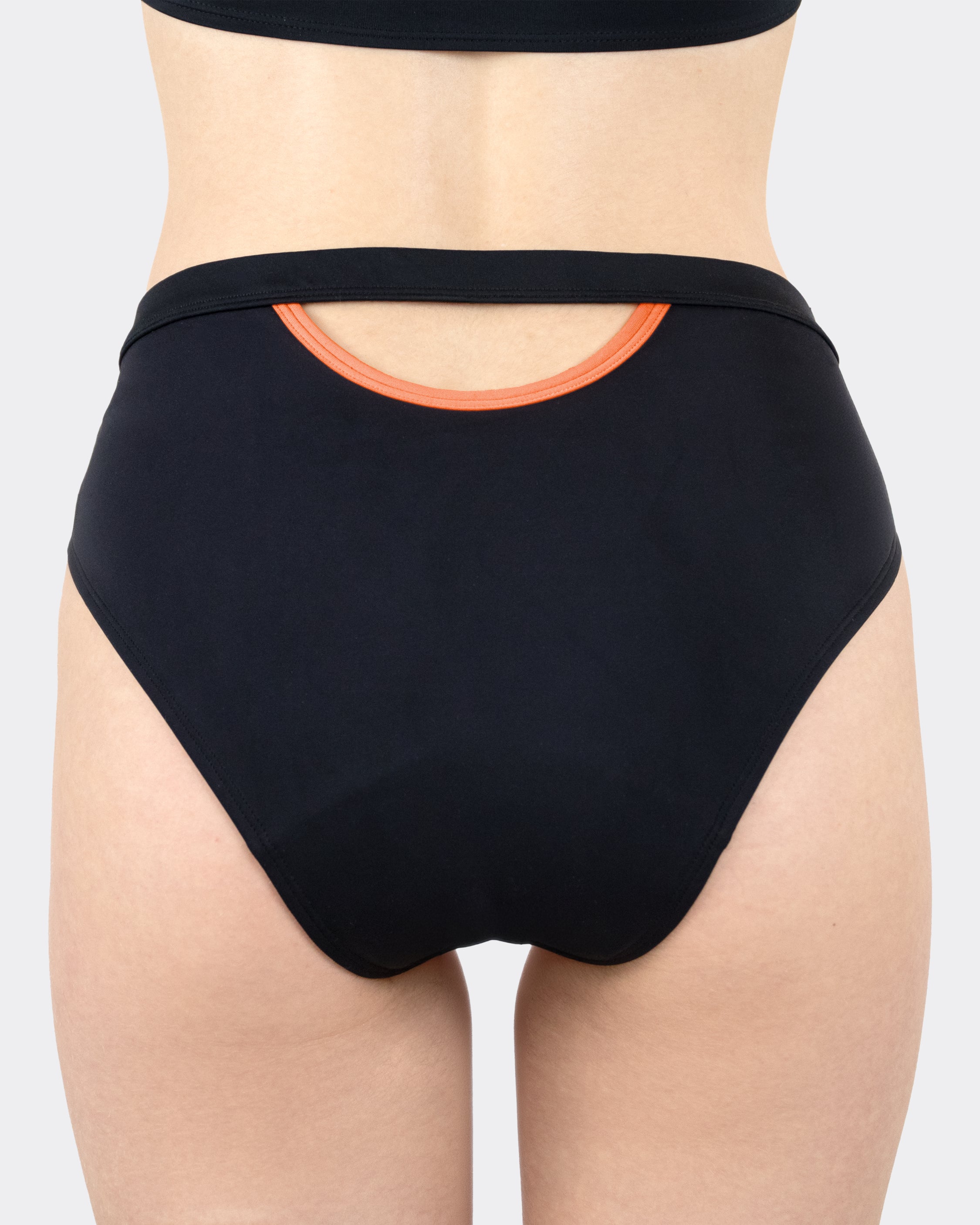 MYLILY Perioden Bikini Hose Schwarz mit Cut-Out und orangem Akzentring – Rückenansicht
