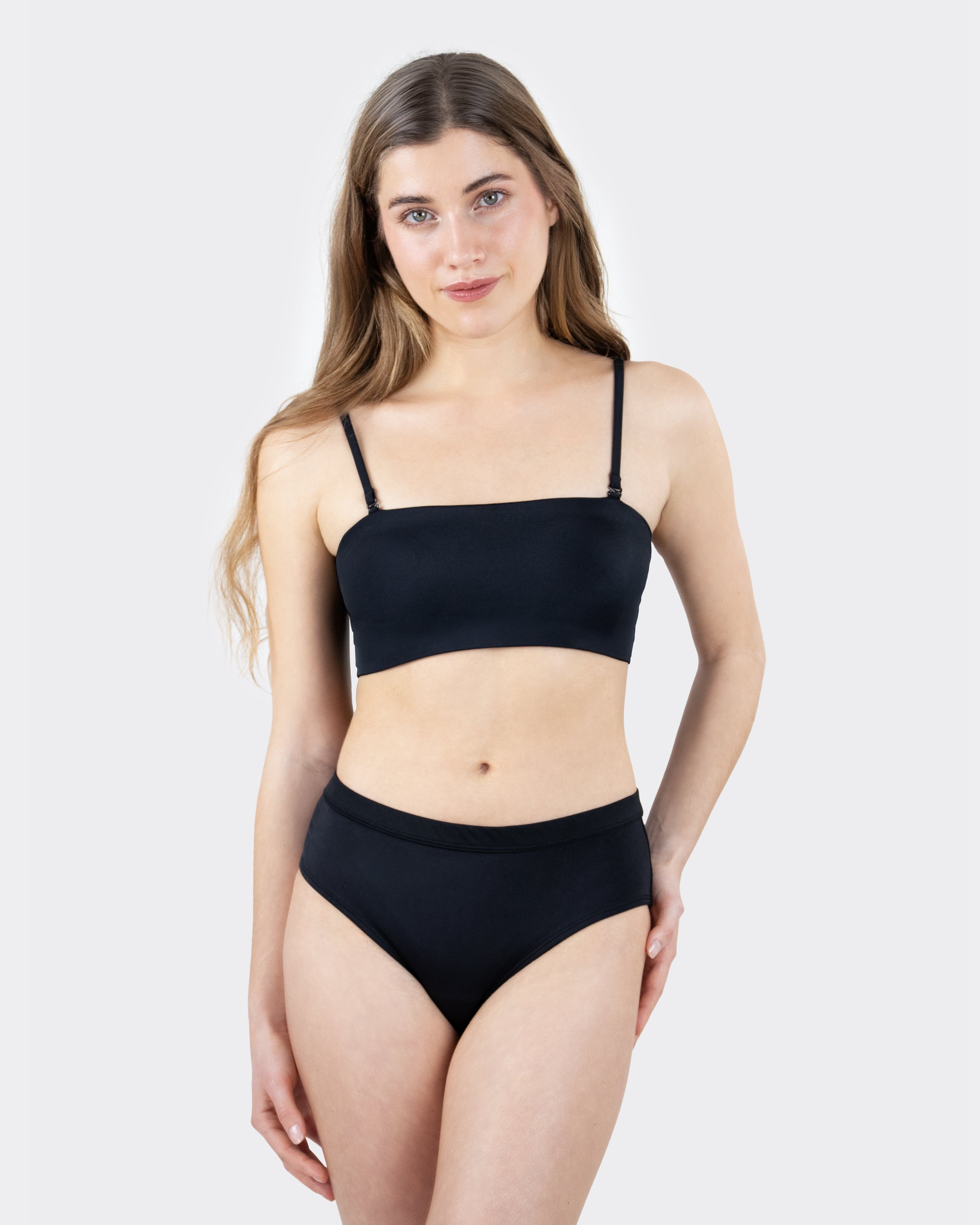 MYLILY Perioden Bikini Hose Schwarz High-Waist mit Cut-Out – Frontansicht mit Bandeau-Oberteil