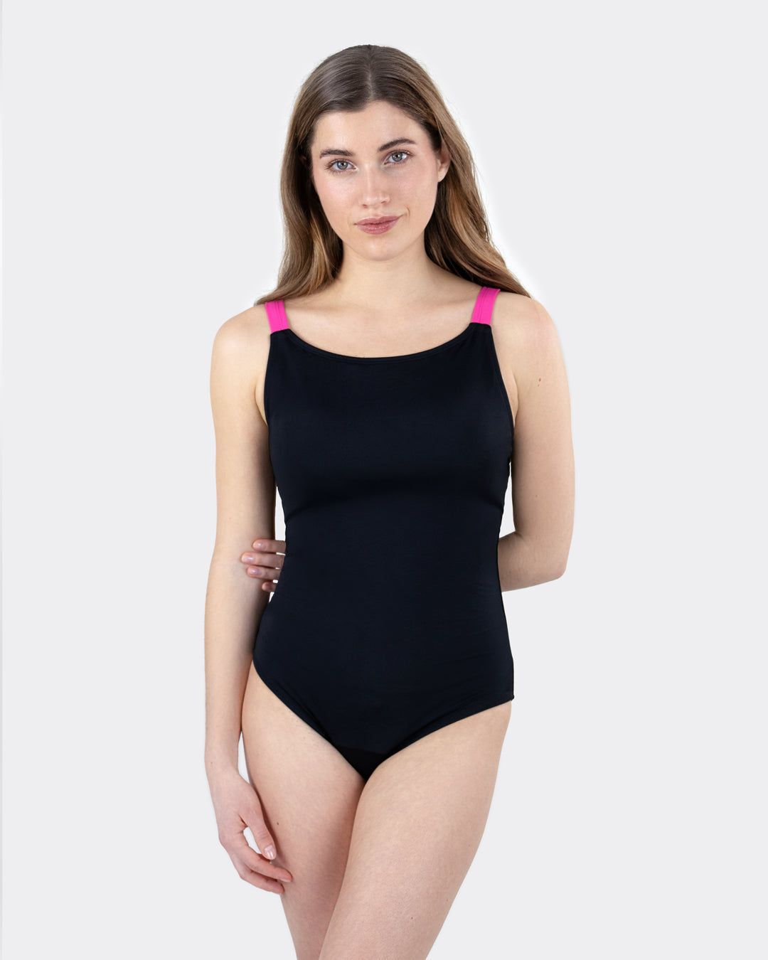 Schwarzer Badeanzug mit pinken Trägern von vorne, Periodenunterwäsche fürs Schwimmen – mylily Crossback Swimsuit
