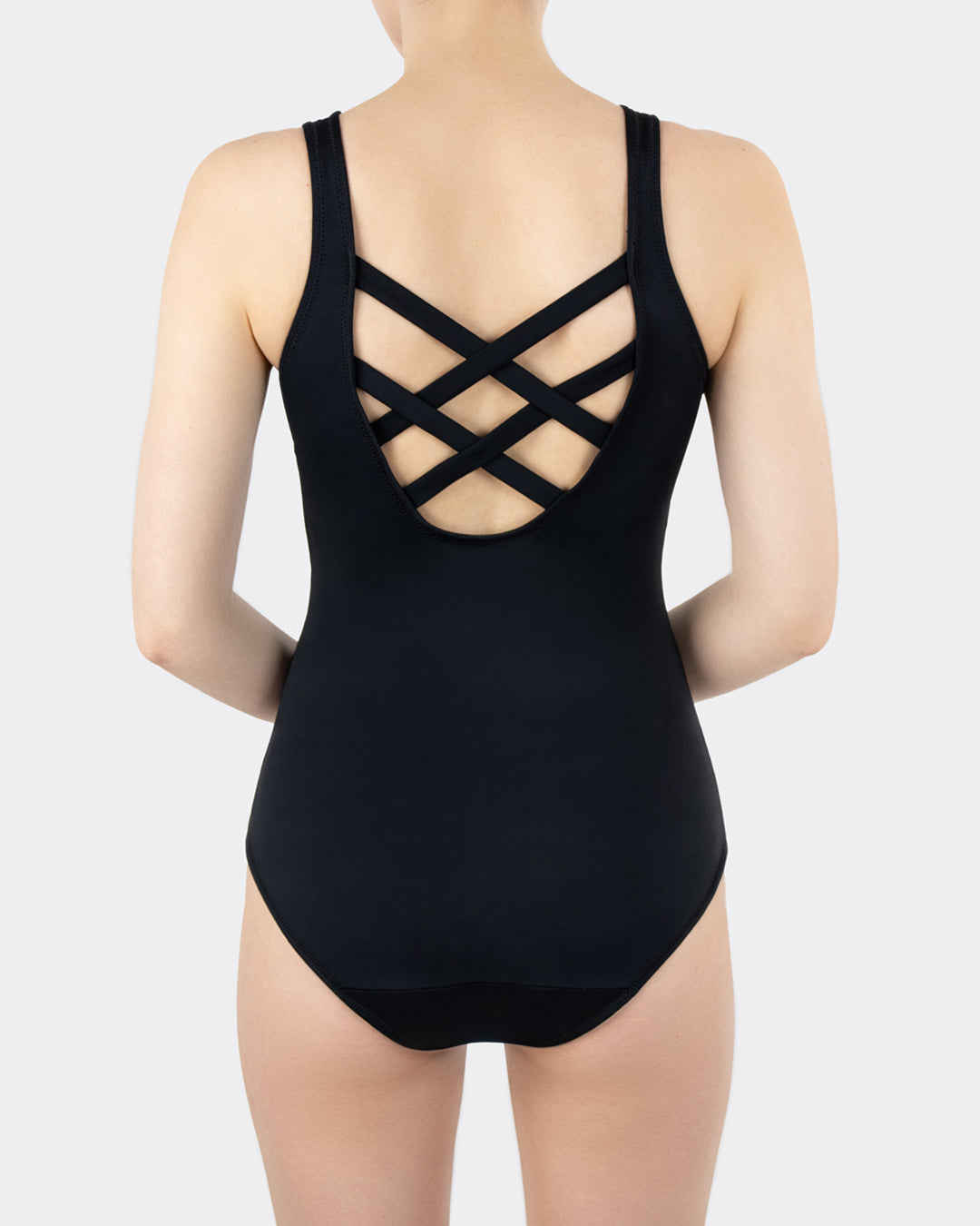 Rückansicht MYLILY Teens Perioden-Badeanzug schwarz mit charakteristischem Strappy-Back-Kreuzträgerdetail – sportlicher Einteiler als Periodenbademode für Mädchen und Teens, freigestellt