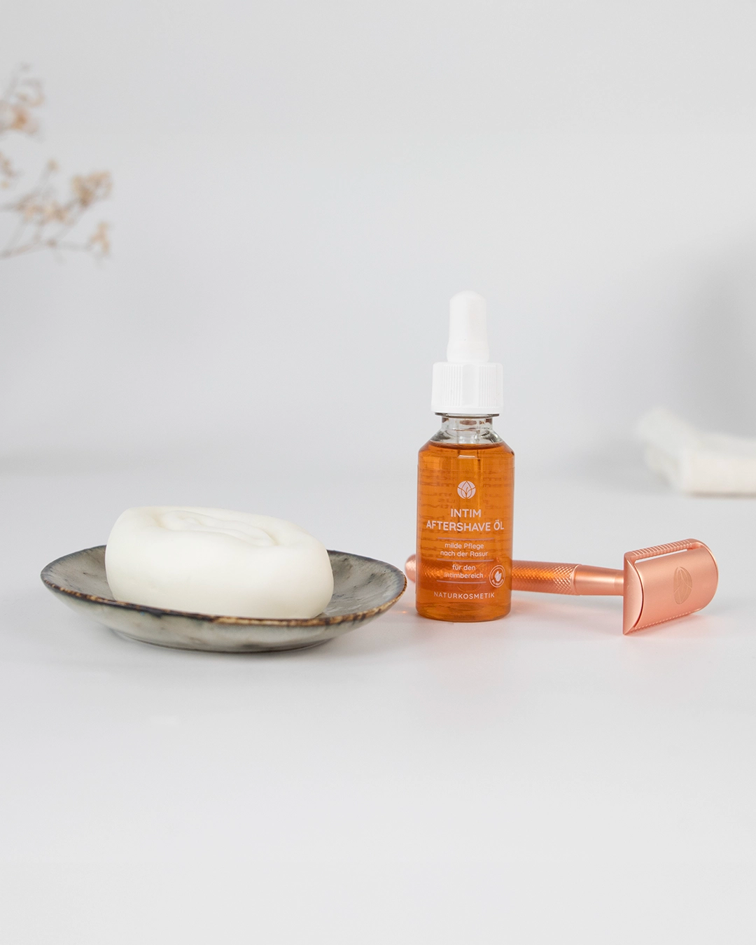 MYLILY Vulva Care Set mit fester Intimseife, dem Aftershave Intim Öl und einem Rasierhobel in Rosegold.