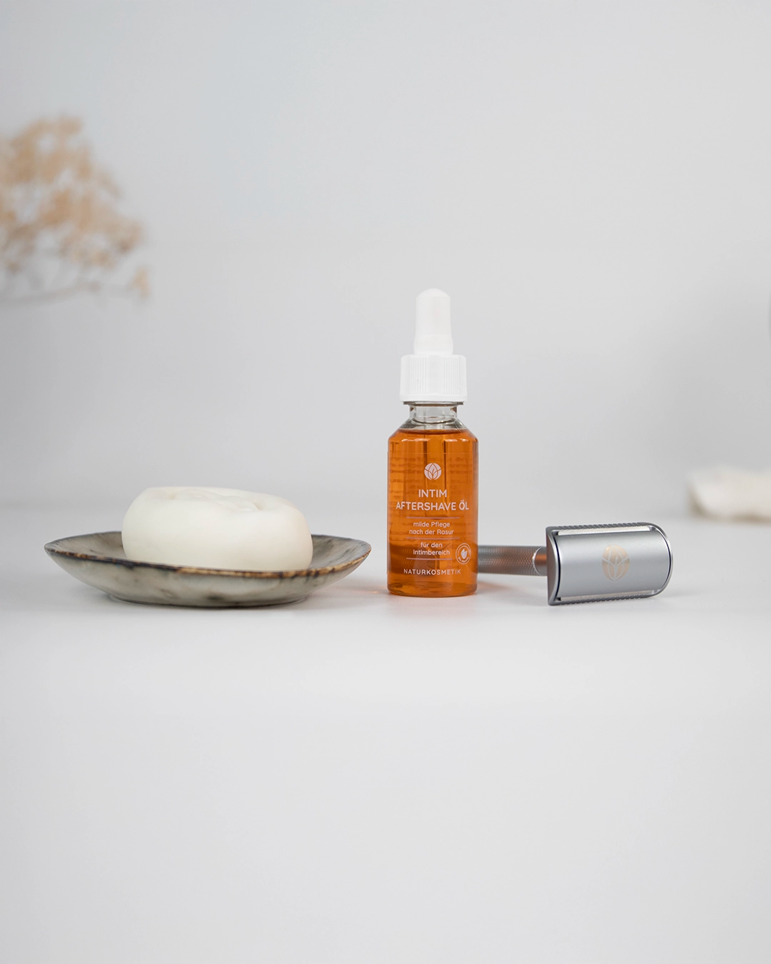MYLILY Vulva Care Set mit fester Intimseife, dem Aftershave Intim Öl und einem Rasierhobel in Silber.