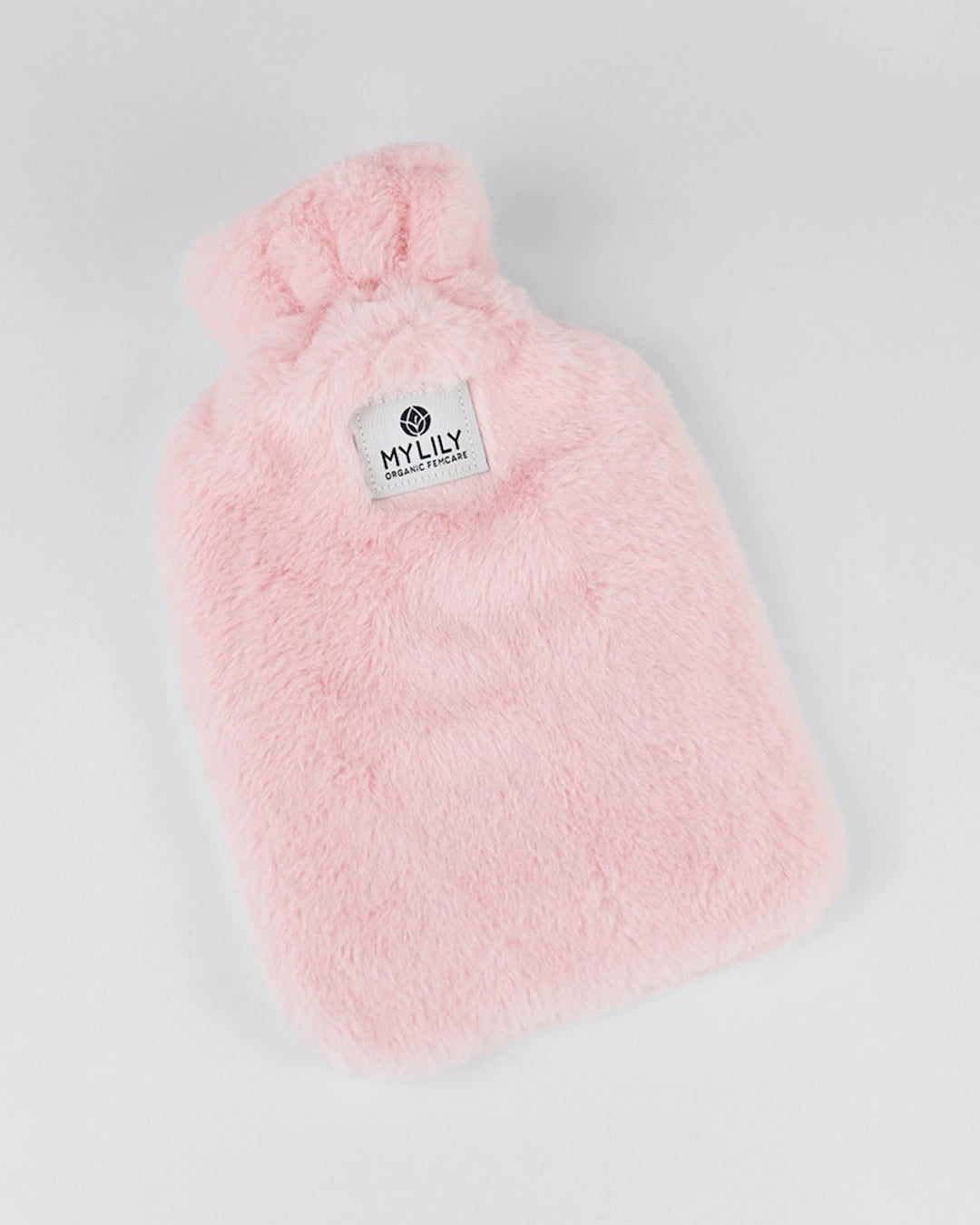Die MYLILY Wärmflasche mit flauschigem, rosa Bezug frontal vor hellem Hintergrund. 