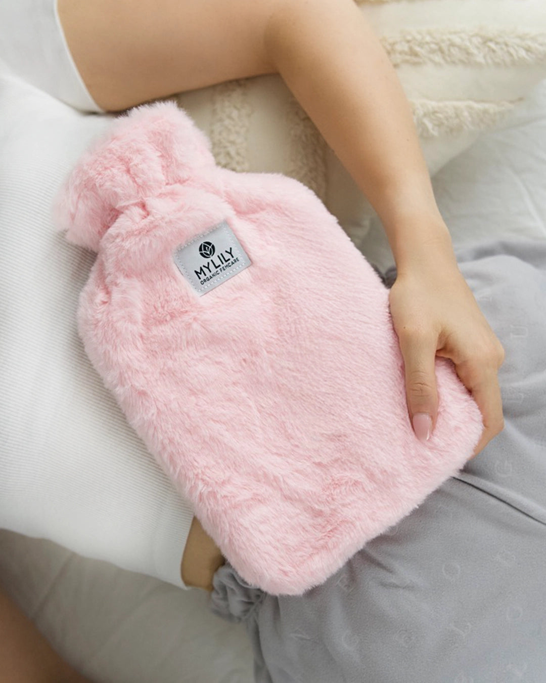 Wohlige Wärme auf dem Unterleib mit der MYLILY Wärmflasche in Rosa. 