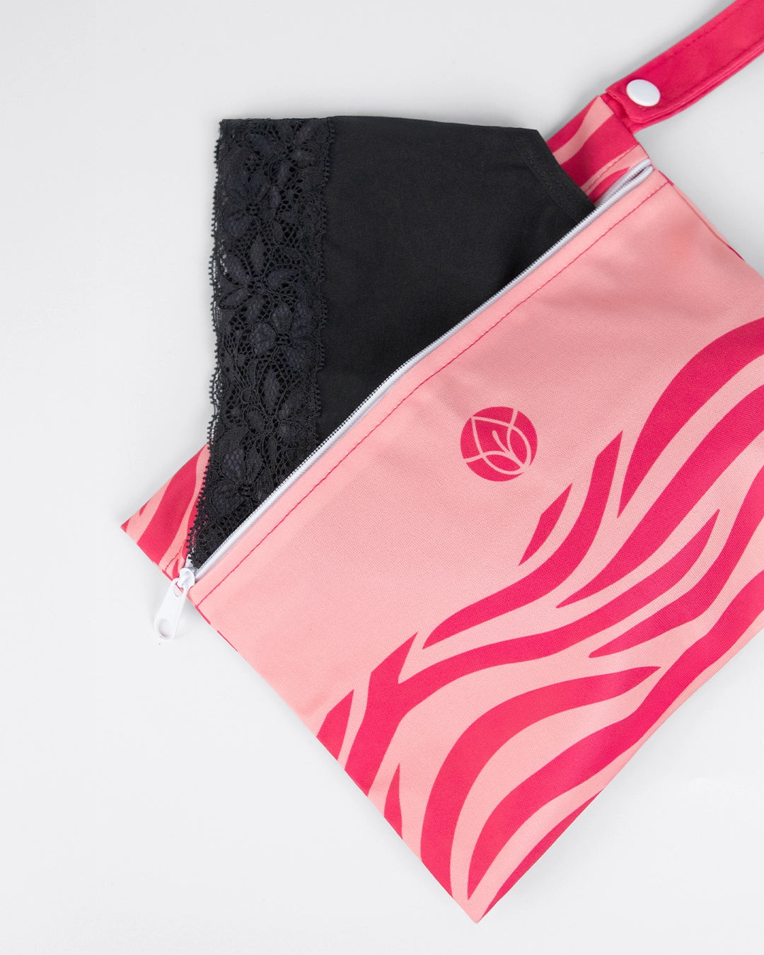 Mylily Wetbag geöffnet mit schwarzer Periodenunterwäsche – wasserdichte Tasche für benutzte Wäsche unterwegs