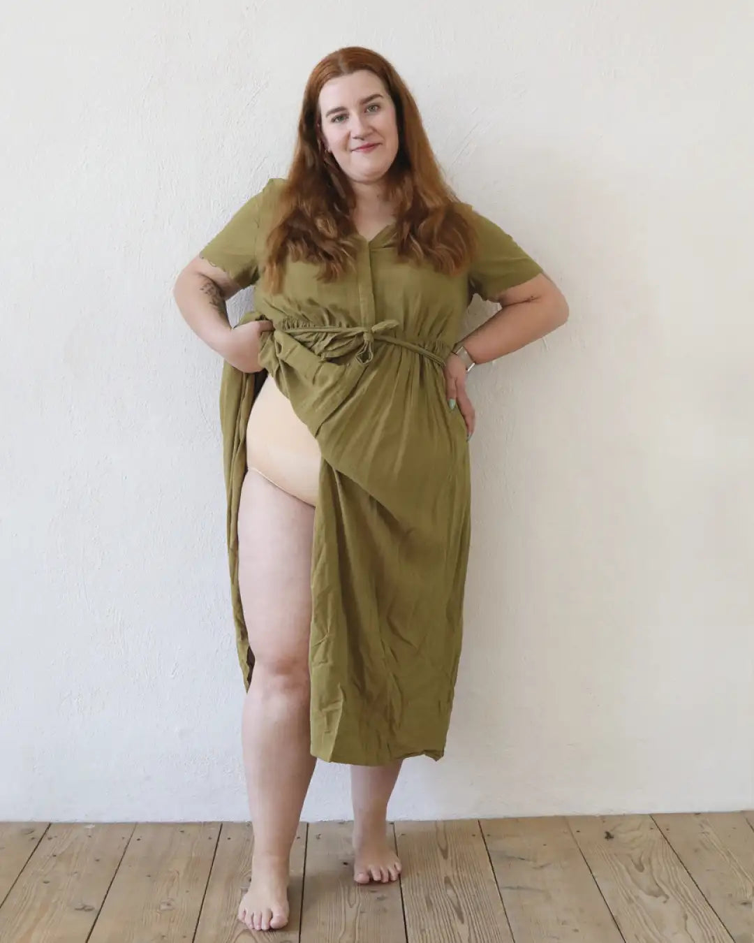 Frau im Kleid: Macht sich super unter unterschiedlichen Kleidungsstücken. #farbe_beige