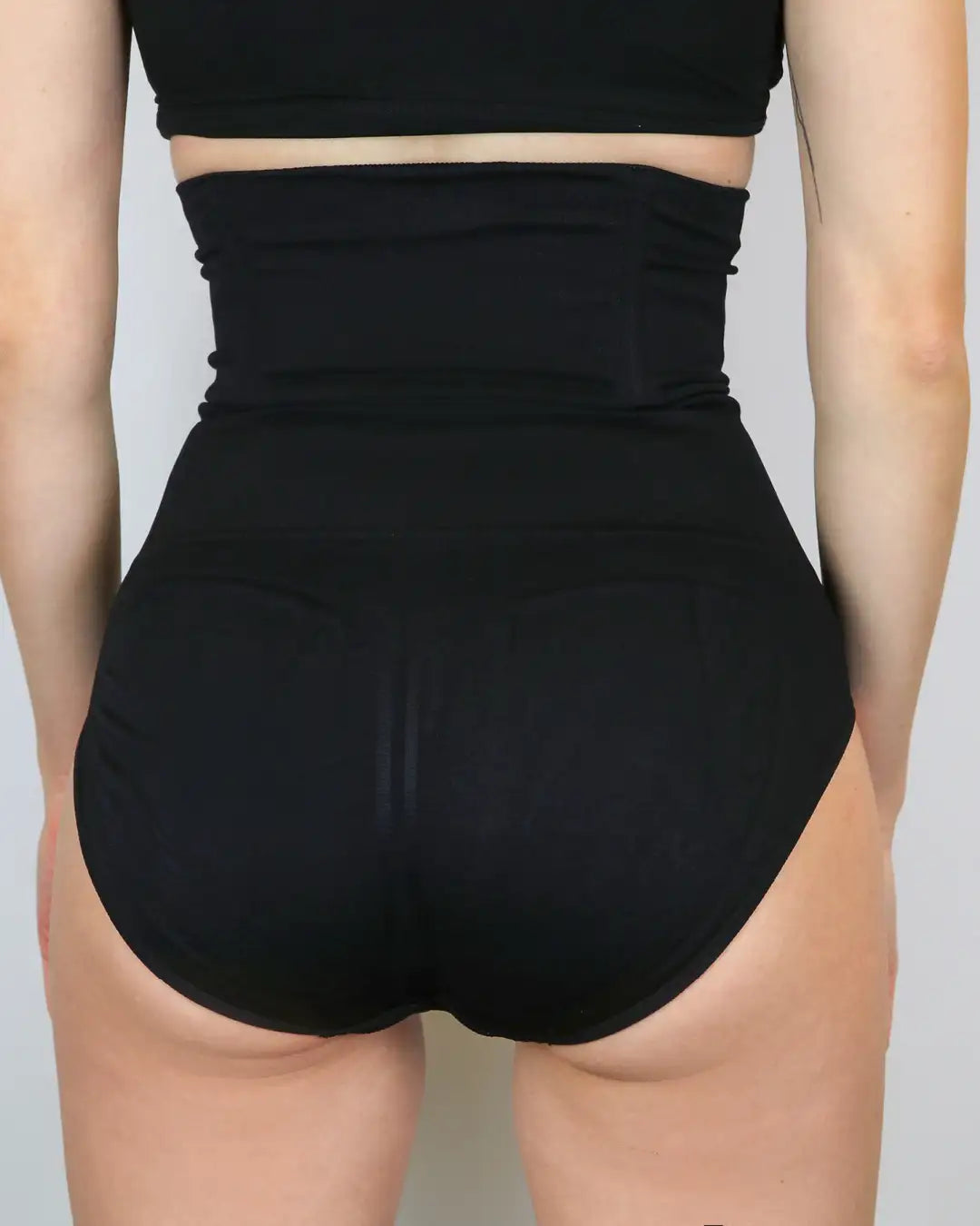 Bauchstützer von hinten:  mit oder ohne Slip, unter dem Kleid. Flacher Bauch und schmale Taille #farbe_schwarz