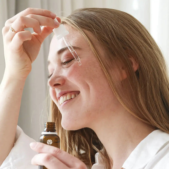 Vitamin-C-Serum von MYLILY Organic Femcare wird auf das Gesicht aufgetragen für eine nachhaltige Gesichtspflege. Vitamin C beugt der Hautalterung vor.