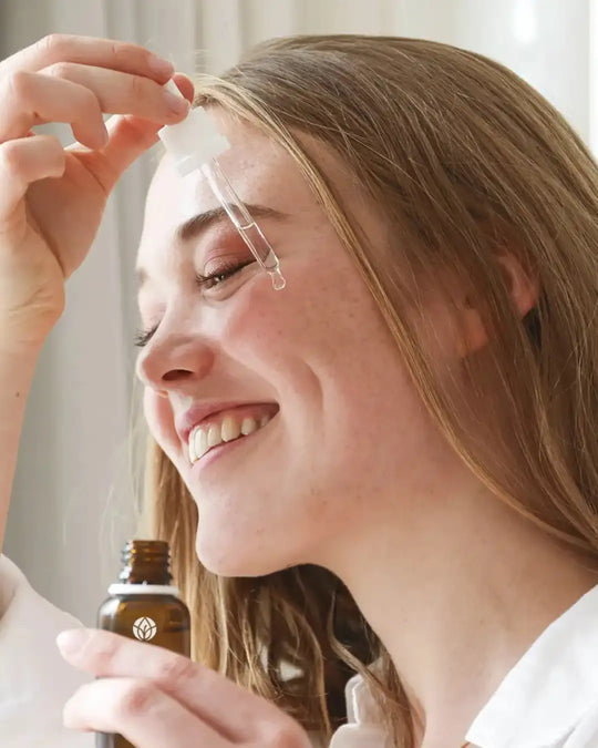 Vitamin C Serum von MYLILY Organic Femcare wird auf das Gesicht aufgetragen für eine nachhaltige Pflege Gesicht.  Vitamin C beugt der Hautalterung vor.