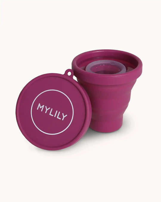 Reinigung Menstruationstasse im praktischen Reinigungsbecher. Reinigung in der Mikrowelle. Für eine einfache und schnelle Reinigung der Menstruationstasse das MYLILY Reinigungscase. In der Farbe Beere #farbe_beere