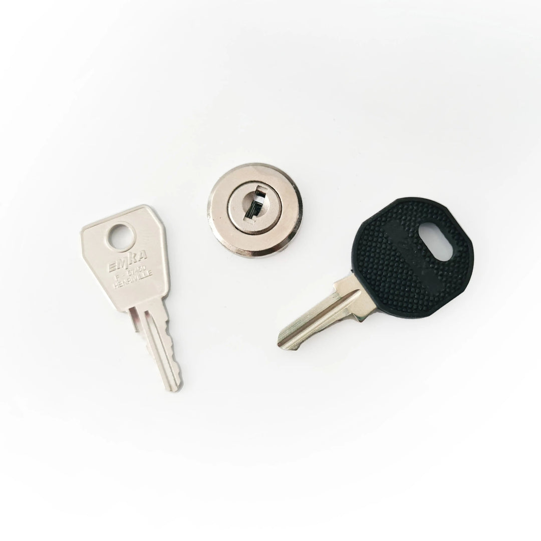 Schlüssel für den MYLILY Tampon- und Bindenspender. Jetzt ganz einfach zum Nachbestellen. Der Ersatzschlüssel für Spender Edelstahl und Spender Schwarz-Weiß.