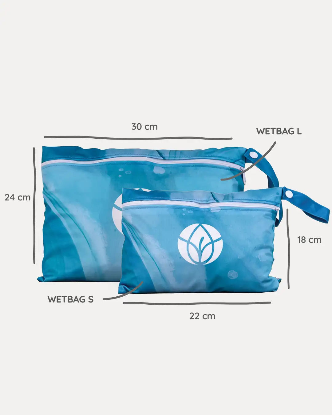 Die Wetbag gibt es in der Größe S: Maße 22cm mal 18cm und der Größe L: Maße 24cm mal 30cm. 