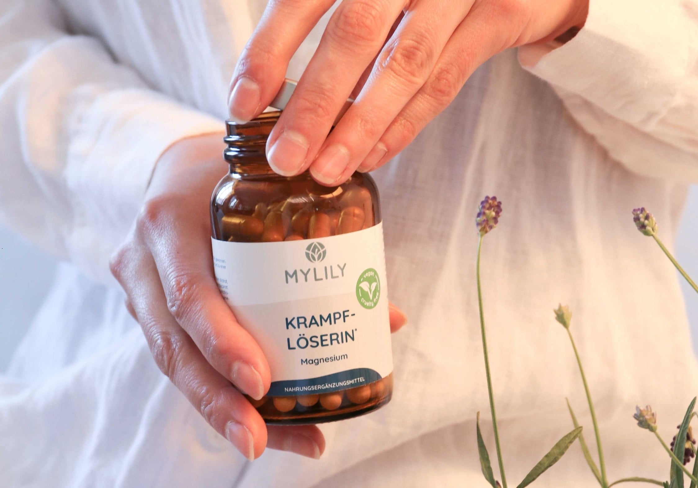 Natürliche und vegane Nahrungsergänzungsmittel von MYLILY wie die Krampflöserin mit Magnesium für die Bedürfnisse von Frauen*.
