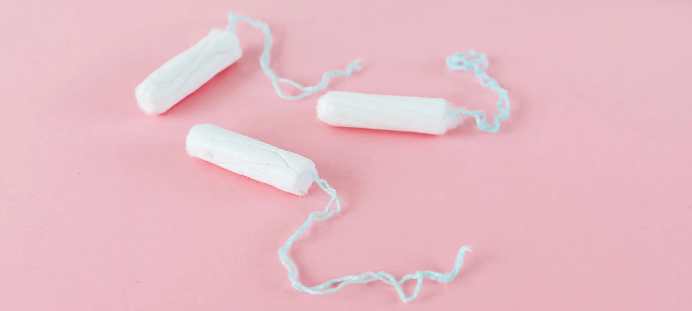 Es liegen MYLILY BIO Tampons auf einer rosa Fläche. Diese sorgen für eine Periode ohne Plastik.