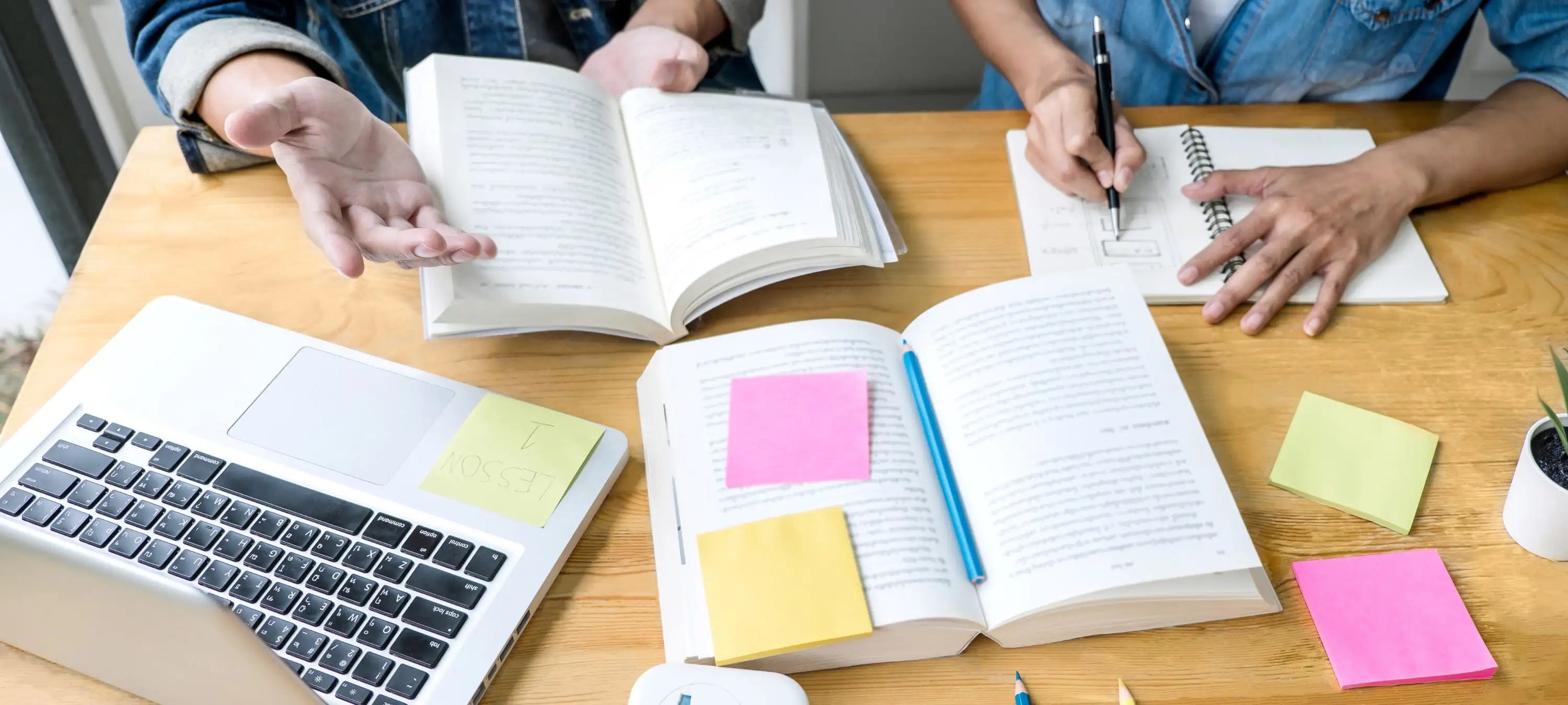 Schüler mit Büchern in der Schule, wobei über Menstruation und Dinge wie Menstruationstasse aufgeklärt wird.