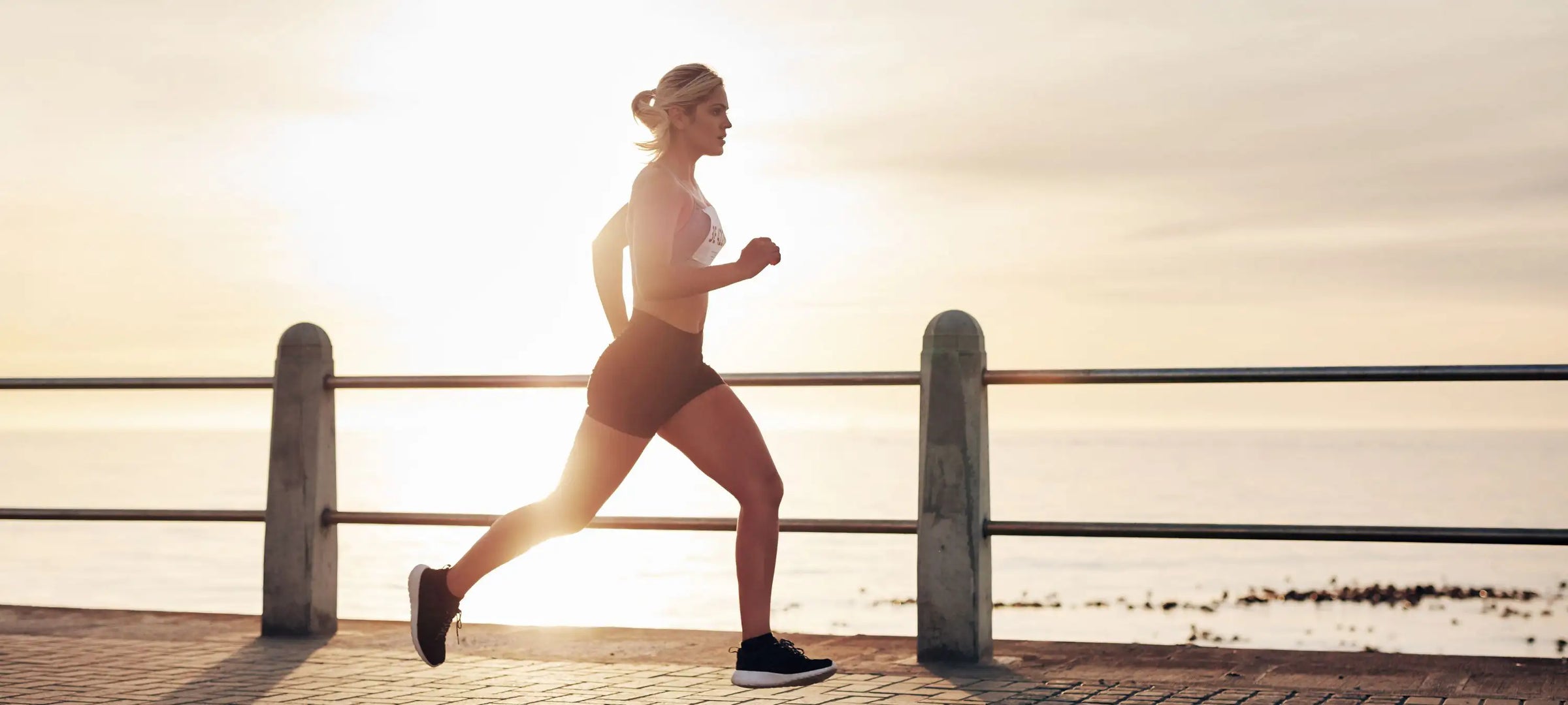 Eine joggende frau mit Periodenslips, weil Periodenunterwäsche sich auf für sportliche Aktivitäten während der Menstruation eignet.