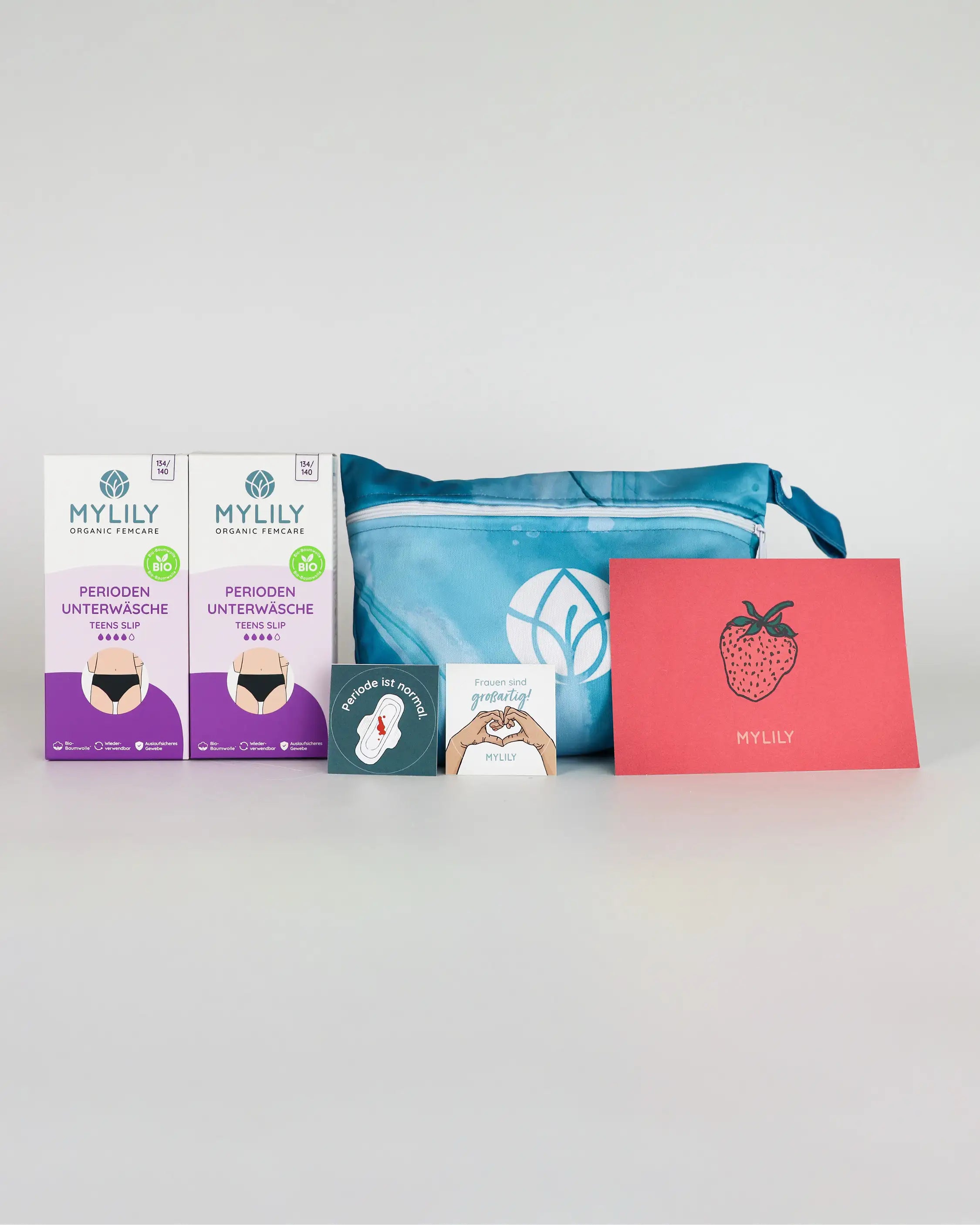 Inhalt des Period Panty Starter Kits: 2 Periodenslips, eine Wetbag, Sticker und Postkarte mit Erdbeere