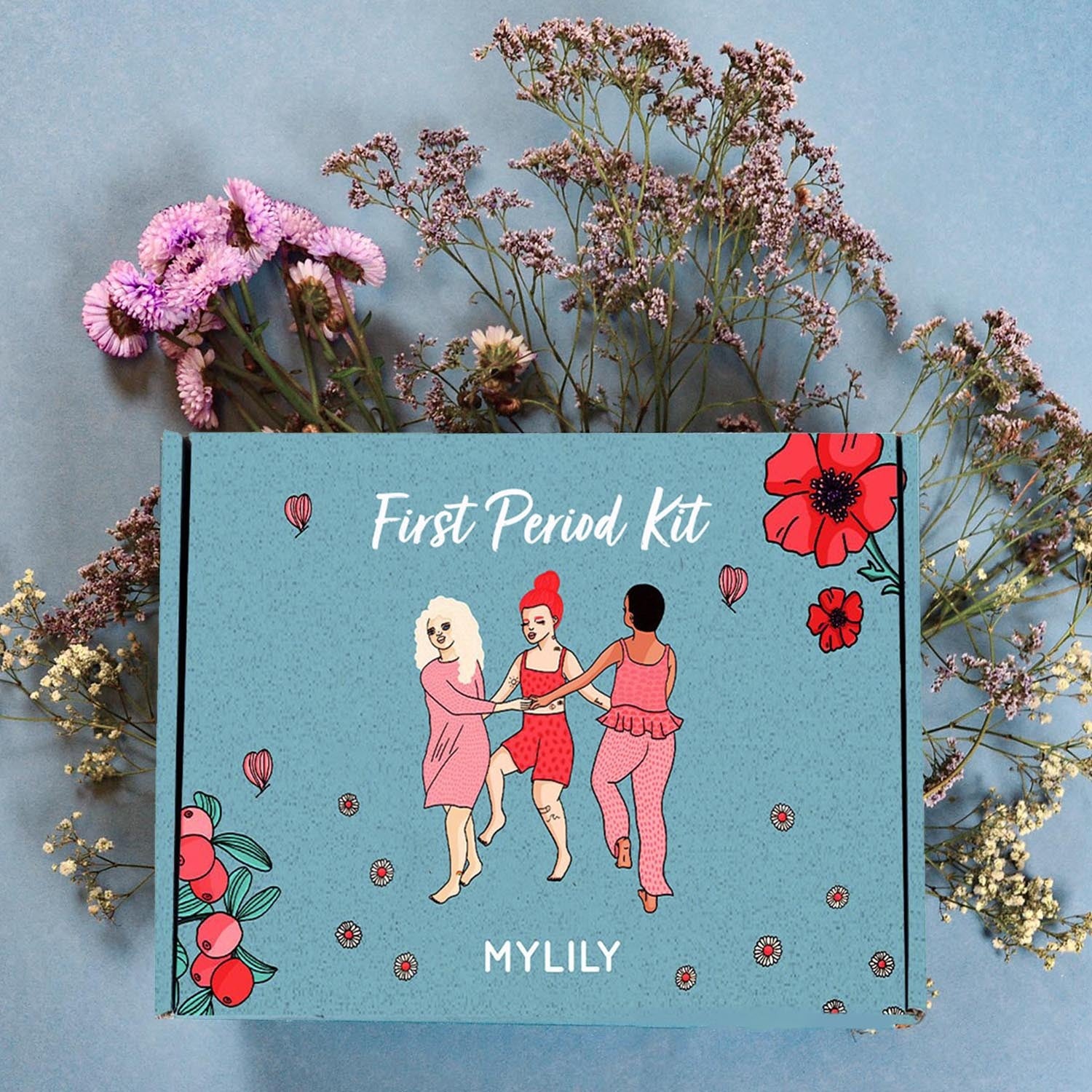 Das MYLILY Firt Period Kit mit Blumen im Hintergrund