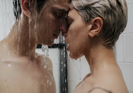 Eine Frau und ein Mann duschen zusammen. Intimpflege nach dem Sex ist besonders bei Frauen wichtig um Blasenentzündungen und vaginalen Infektionen vorzubeugen.