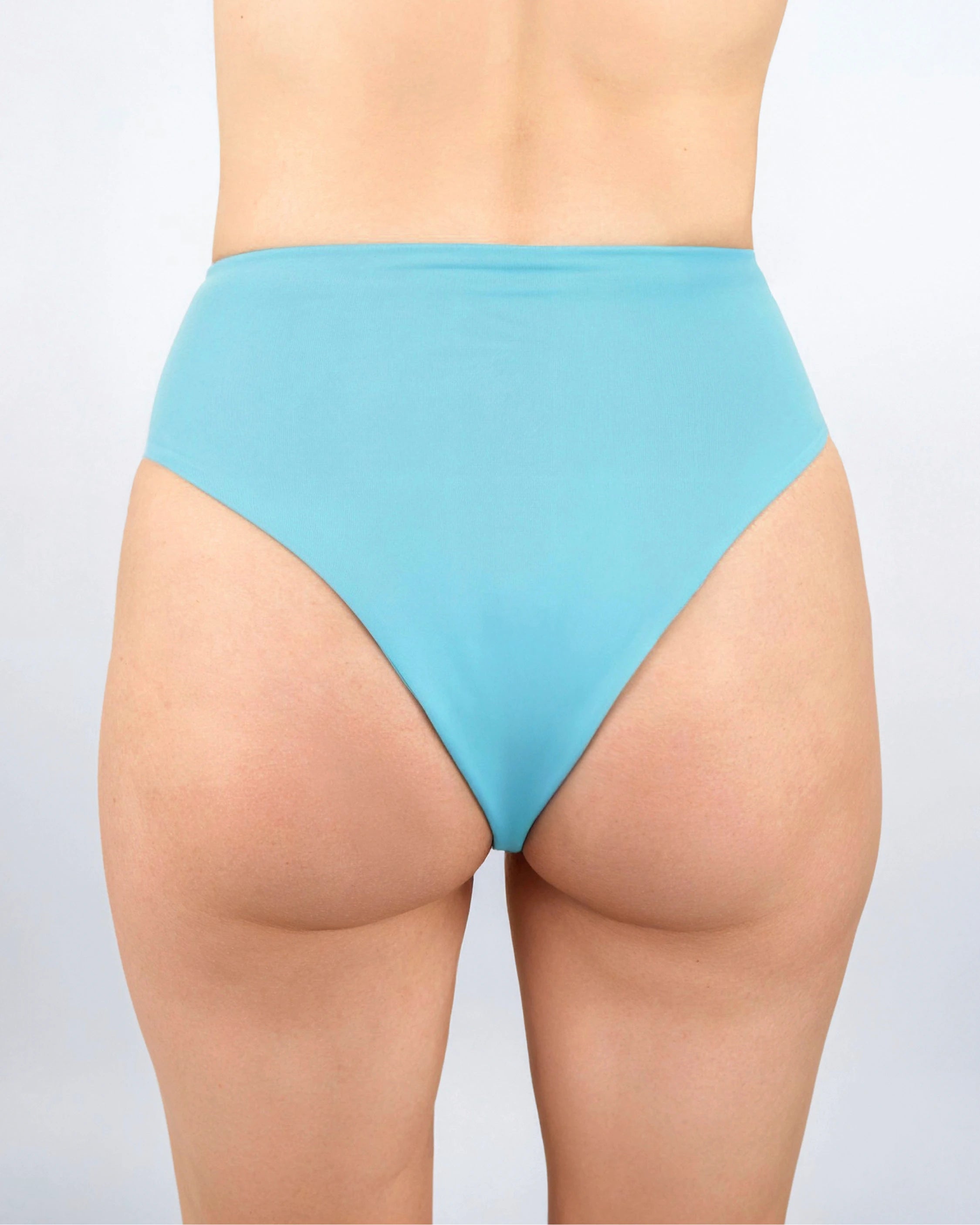 Die MYLILY Brazilian Bikini Hose in himmelblau von hinten. 