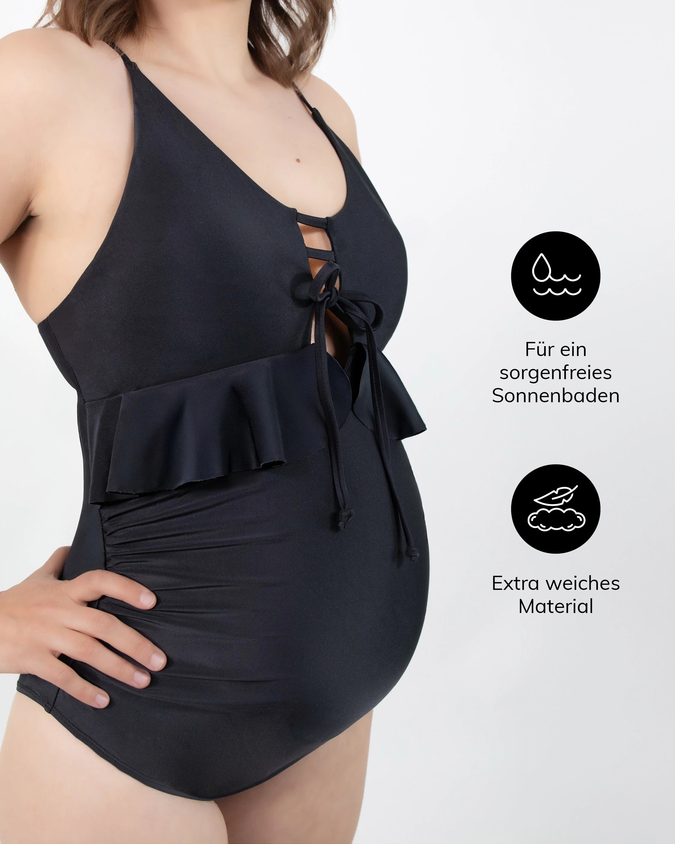 Der Umstandsbadeanzug in Schwarz ist aus extra weichem Material hergestellt.