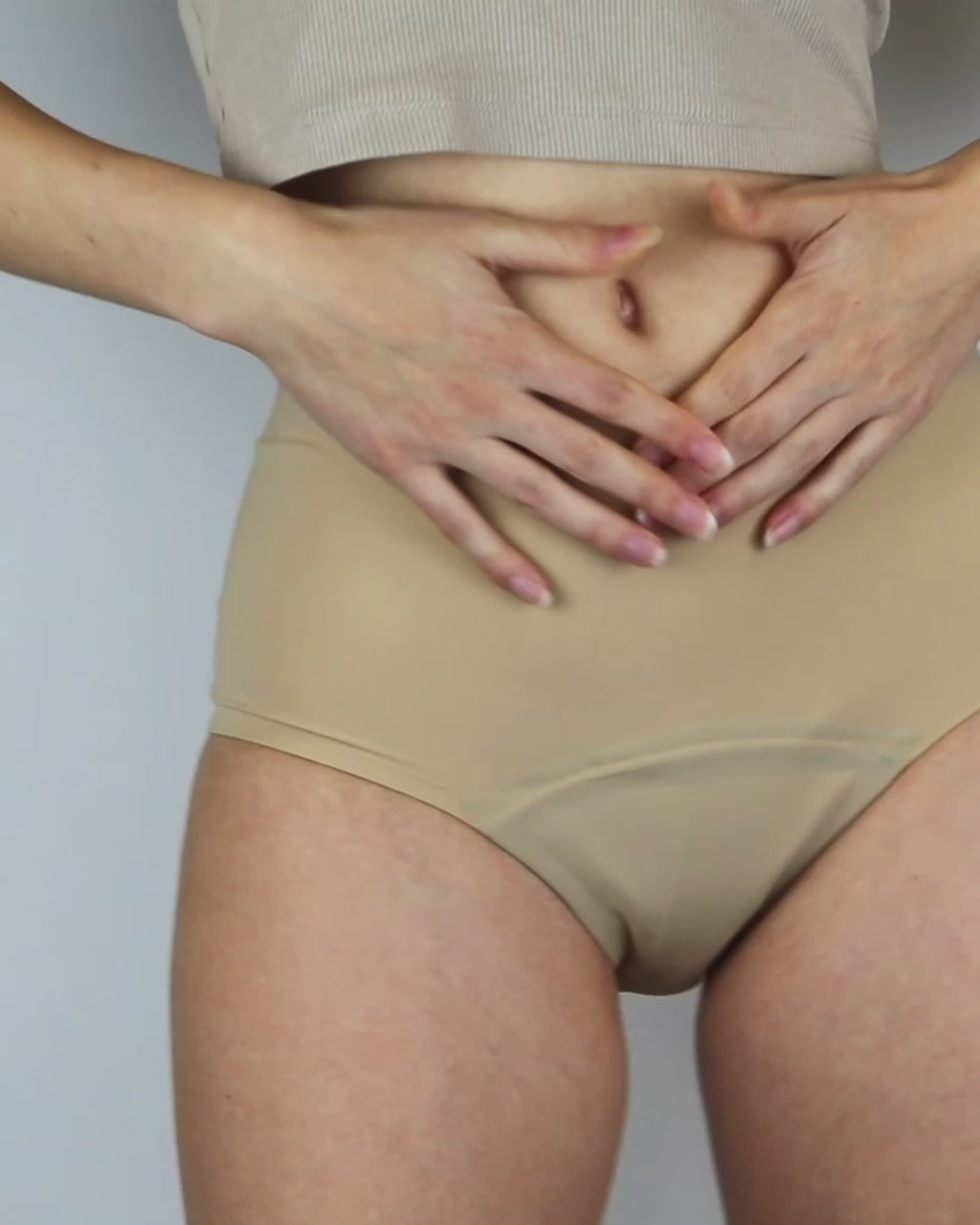 Video mit der MYLILY Menstruationsunterwäsche ohne Naht, die saugstark und nachhaltig ist, für eine hygienische und Periode. #farbe_beige