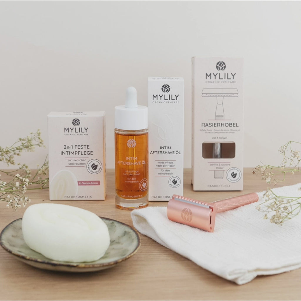 Mit unserem MYLILY Vulva Care Set inklusive Rasierhobel kannst du deine Rasier-Routine perfektionieren und deiner Vulva eine gründliche Pflege und schonende Rasur schenken. 