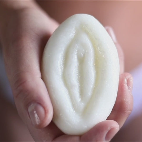 Das MYLILY Vulva Waschstück eignet sich perfekt für die Reinigung des äußeren Bereichs deiner Vulva und für die Rasur. So geht die Verwendung unseres Waschstücks.