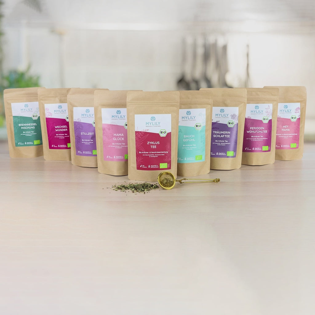 Unser MYLILY Perioden Wohlfühltee mit einer Kräutermischung aus Brennnesselblättern, Frauenmantelkraut, Schafgarbenkraut, Rooibos, Zitronengras, Himbeerblättern & Himbeerstücken bringt dir deinen Entspannungsmoment nach Hause.