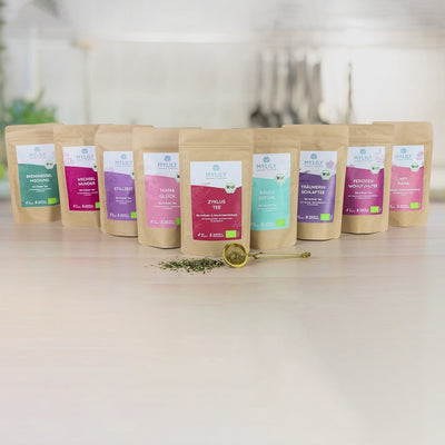 Unser MYLILY Perioden Wohlfühltee mit einer Kräutermischung aus Brennnesselblättern, Frauenmantelkraut, Schafgarbenkraut, Rooibos, Zitronengras, Himbeerblättern & Himbeerstücken bringt dir deinen Entspannungsmoment nach Hause.
